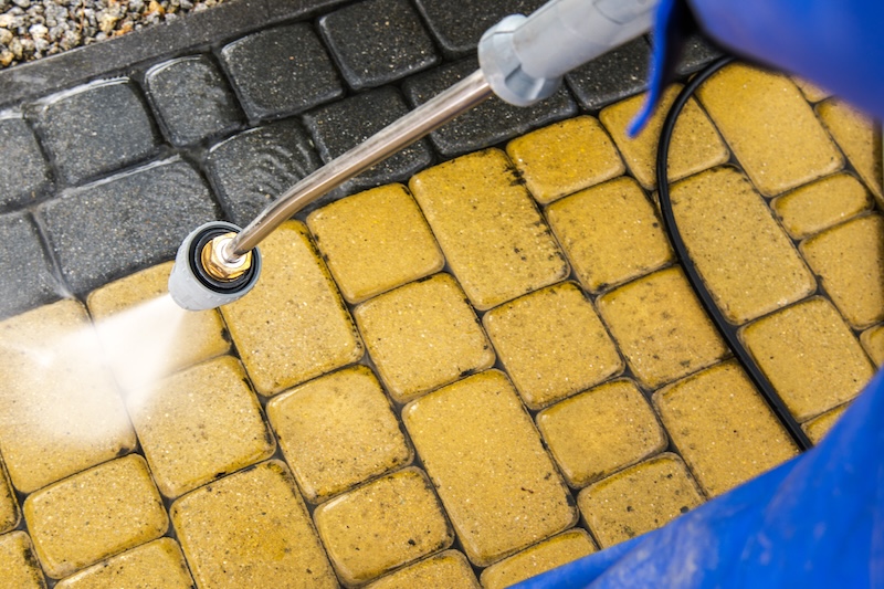 effektive Reinigung von Pflastersteinen mit CLENA Hochdruckreinigern Effective Cleaning with CLENA High-Pressure Washers for Paving Stones