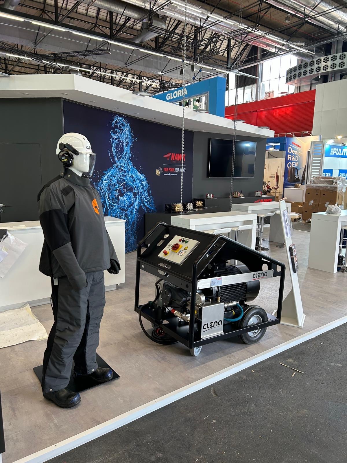 CLENA InterClean: HAWK Schutzanzug CLENA Hochdruckreiniger für Profis High pressure washer for professionals 1000 bar