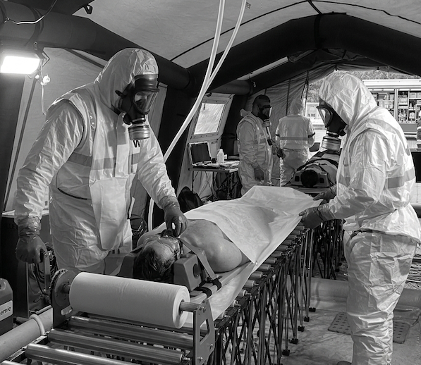 Dekontamination von Personen mit CLENA Dekontaminationsgeräten Decontamination of Individuals Using CLENA Decontamination Devices